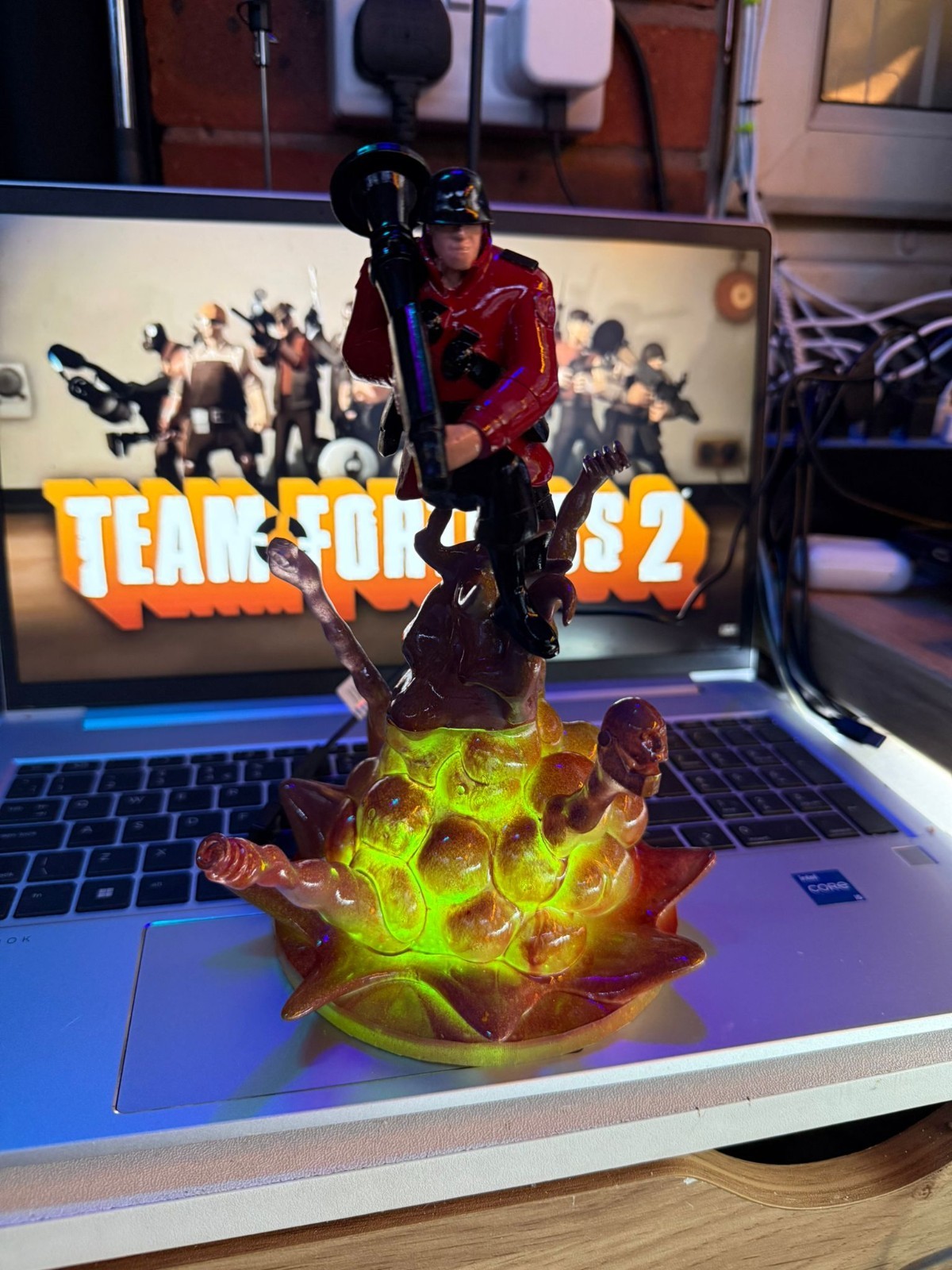 Team fortress 2 Soldier figure Lamp 3D Resin Hand Peint  USB POWER  5.5  volt 