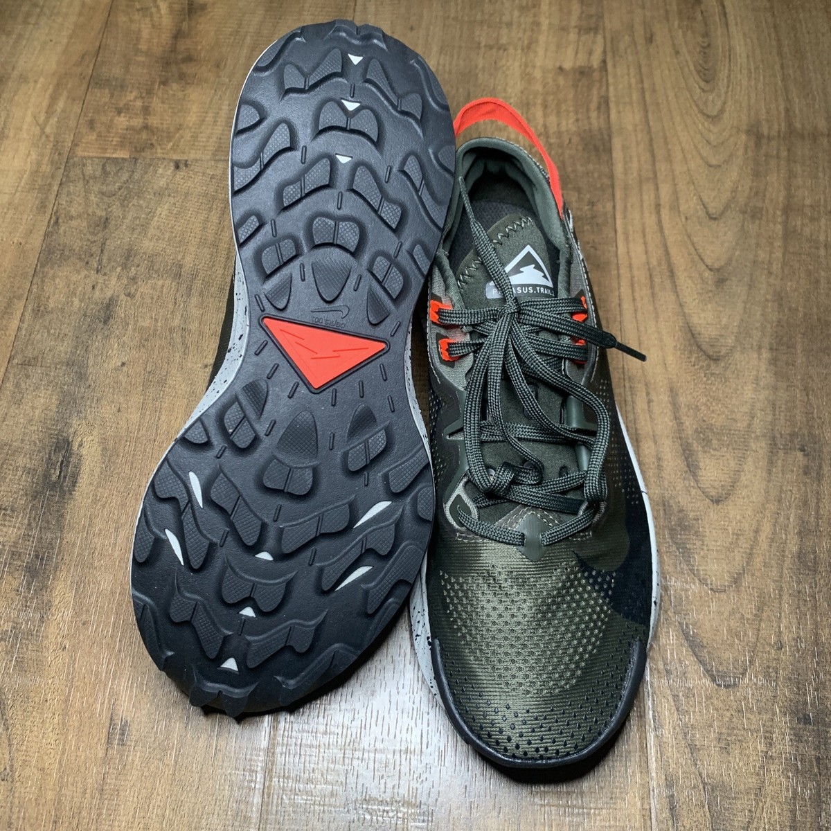 Khaki top running shoes