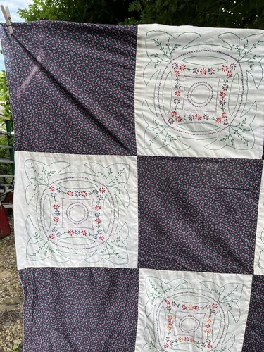 Trapunta vintage top ricamata a mano floreale cotone viola Calico 66x96" anni 80 - Foto 4 di 13