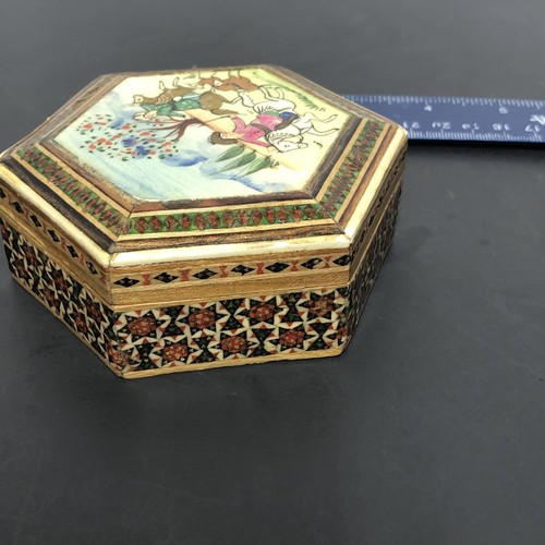 Scatola portagioie vintage persiana in legno laccato intarsiato khatam scena caccia - Foto 6 di 9