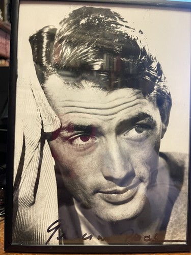 TWO SIGNED GREGORY PECK VINTAGE STUDIO PHOTO FRAMED - Picture 3 of 4