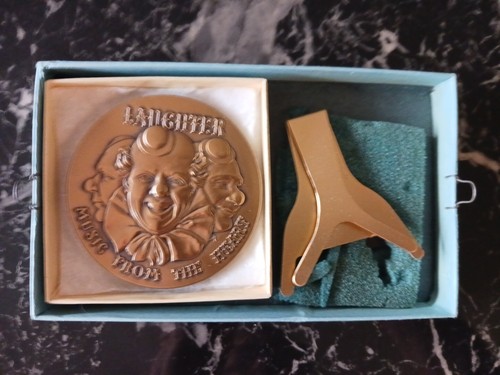 RARO CONJUNTO SOCIEDAD DE MEDALLISTAS NÚMERO 100 CAJA RISAS Y LÁGRIMAS, Y FOLLETO - Imagen 3 de 4