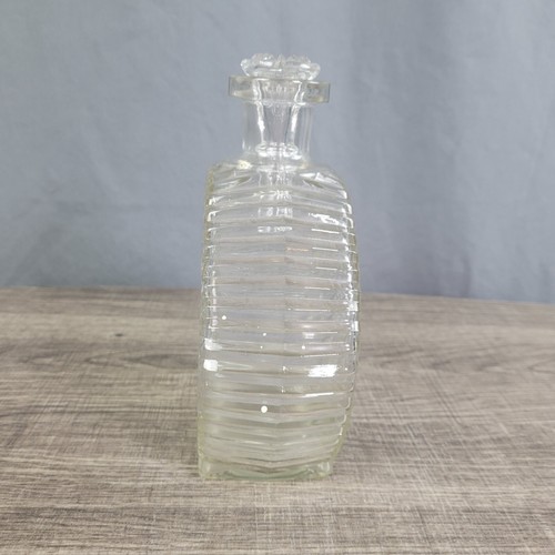 Clear Glass Decanter With Stopper - Picture 2 of 9