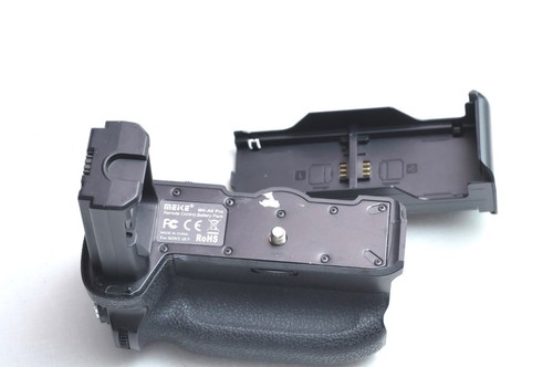 Meike MK A9 Professional Vertical Battery Grip for Sony A9 A7RIII A7III Camera - Picture 2 of 2