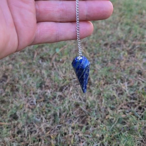 Outil de divination pendule radiesthésie cristal cône facetté lapis-lazuli alias lāzaward - Vidéo 1 sur 1