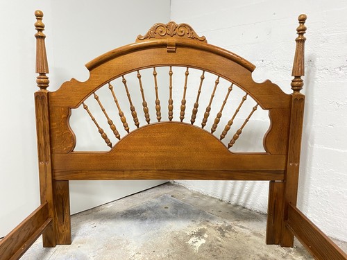 Lexington Furniture Victorian Sampler Collection Spindle Queen Full Bed - Picture 14 of 19