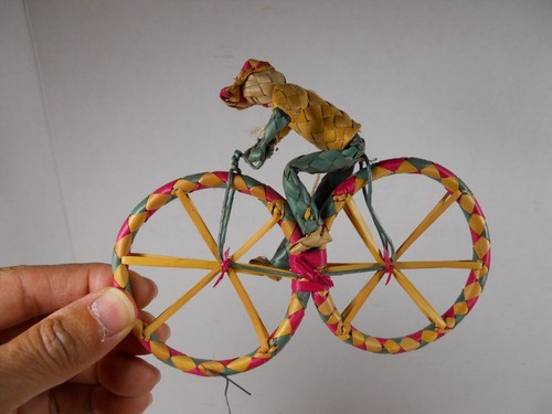 vintage lot 3 hand woven palm frond souvenir folk art bicycle riders cyclists - Picture 4 of 19