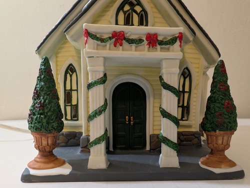 Heartland Valley Village Deluxe Porcelana Amarillo Iluminado Iglesia O'Well 2011 Caja - Imagen 3 de 18