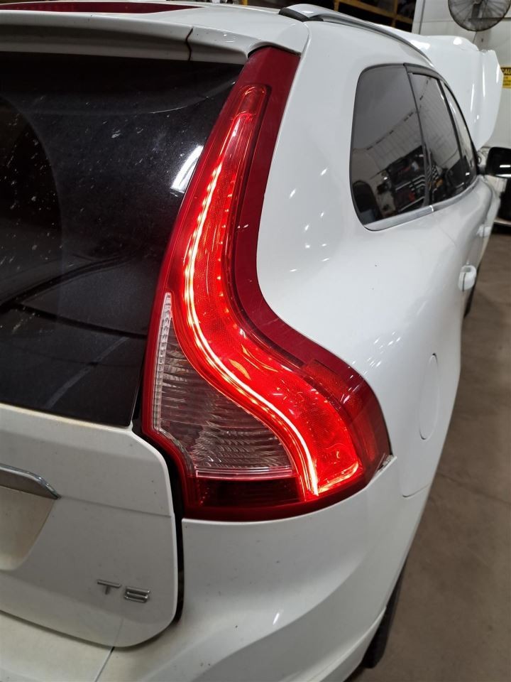 2014-2017 Volvo Xc60 Right Passenger Tail Light Quarter Panel Mounted Oem