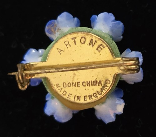 Broche prendedor flor porcelana hueso Artone hecho en Inglaterra no me olvides flor azul - Imagen 9 de 10