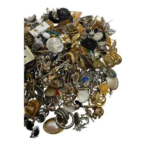 Vintage Jewelry Lot – Earrings, Cufflinks & Pins – Wear or Craft – As Is - 2.8lb - Bild 2 von 11