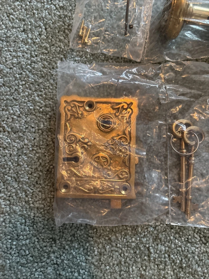 Cerradura y guardián de borde de bronce ornamentado estilo victoriano con llaves y perillas Foto 2 de 4