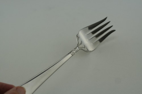 Tenedor para servir carne fría de acero inoxidable brillante Lenox BRITISH COLONIAL de 8 5/8" - Imagen 2 de 3