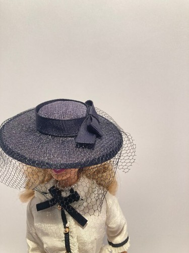 Barbie Cóctel Tokio Moda Traje de Negocios Conjunto y Accesorios (Muñeca Incluida) - Imagen 5 de 8