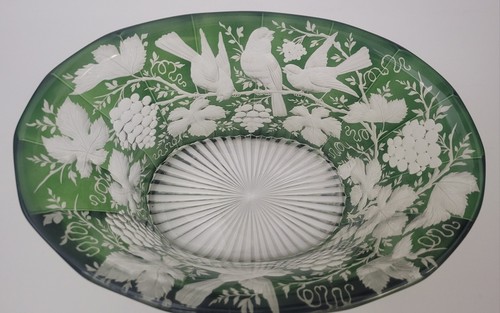 Impresionante Tazón De Colección Vidrio Bohemio Verde Corte Para Limpiar Aviary Tema Pájaro Tal cual - Imagen 8 de 8