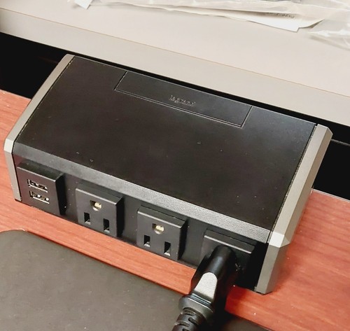 Legrand Wiremold WSC320-S Desktop Power Center Black USB + AC Edge Mount Variant - 第 10/23 張圖片