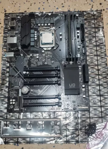 GIGABYTE B560 DS3H AC LGA 1200 With I3- 10105f "For Parts Read Description".