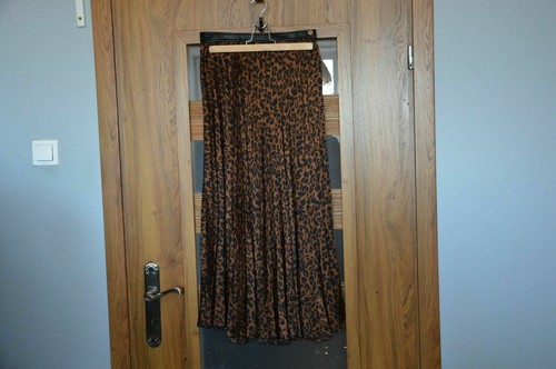 ZARA NEU ANIMAL PRINT LEOPARD PLISSEEROCK ROYAL S getragen von Kate - Bild 2 von 2