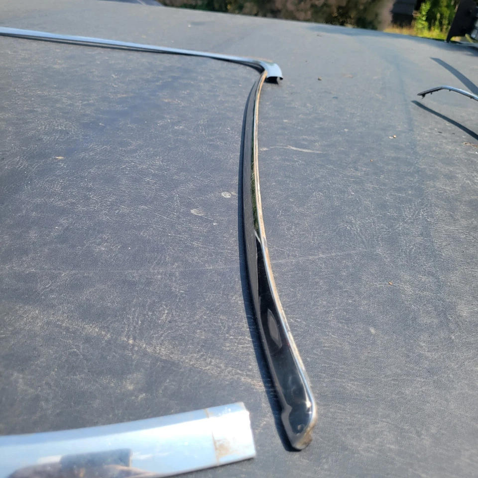 Oldsmobile Toronado 1967 moldura de moldura de parabrisas delantero Foto 3 de 4