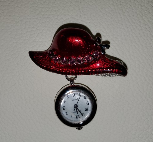 Rote Hutnadel/Brosche mit silberfarbenem Uhrhänger - Bild 4 von 5