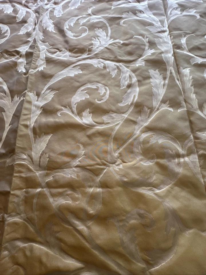 Tela damasco de seda de diseñador filigrana dorada panel de sala de exposición Lg Foto 2 de 4