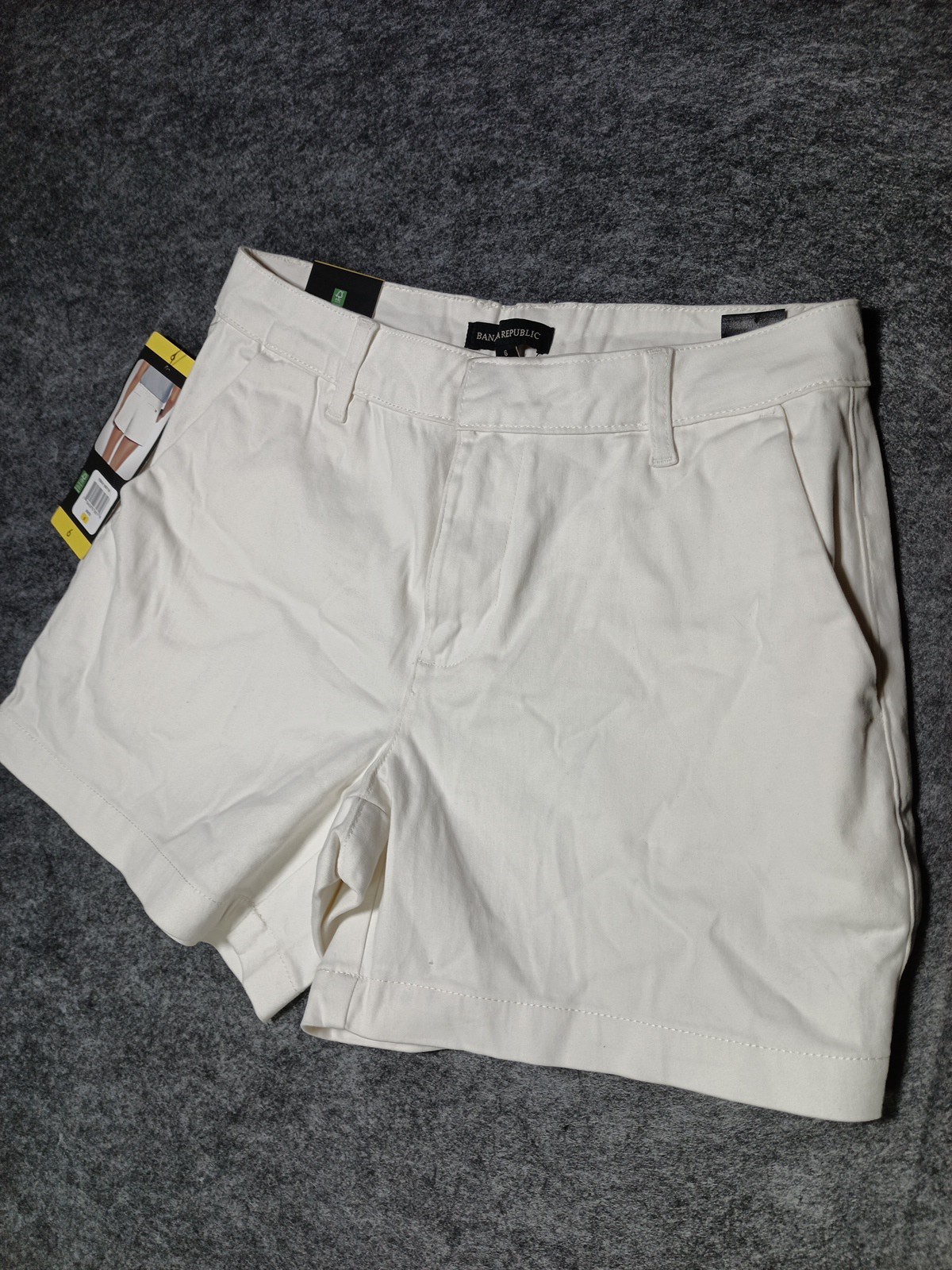Banana Republic Women's Shorts, White,  Pleat Front  Size 6 NEW