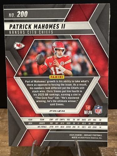 Mosaico Panini 2025 - Mosaico verde - Patrick Mahomes II - JEFES. WB - Imagen 2 de 2