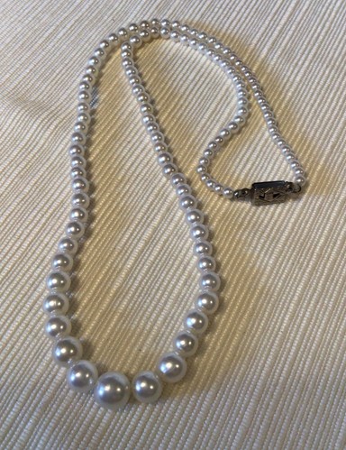 Vintage Single Strand Graduated Faux Pearl Necklace Japan 17.5” - Picture 2 of 5