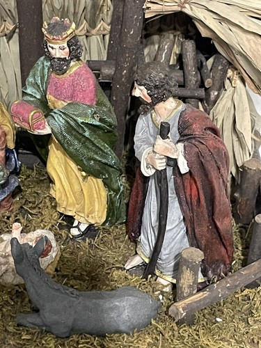 WOODEN STABLE +8 RESIN NATIVITY FIGURES MARY JOSEPH JESUS WISE MEN SHEEP DONKEY - Picture 6 of 10