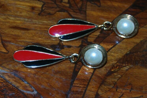 ELEGANT VTG FAUX PEARL BLACK & RED ENAMEL DECO STYLE DANGLE GOLDEN POST EARRINGS - Picture 6 of 11
