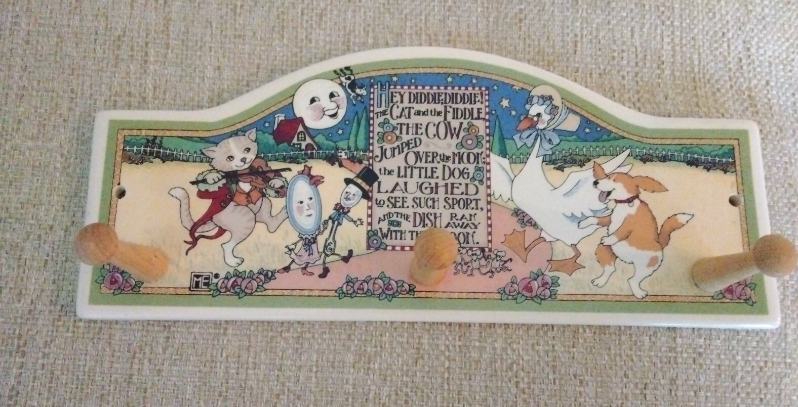 Vtg 1990s Mary Engelbreit Ceramic Design Nursery Rhyme 3 Peg Wall Rack