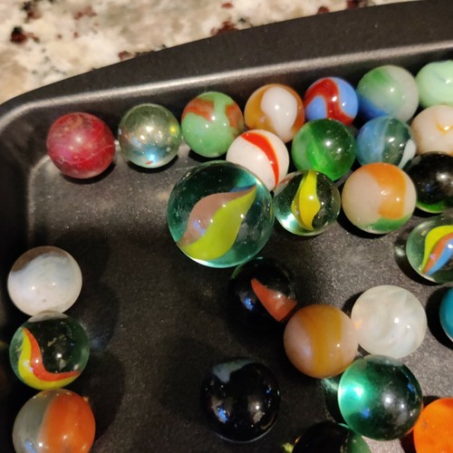 Vintage Marble Collection. Approximately 200 Marbles. Assorted Kinds and Sizes - Picture 7 of 10
