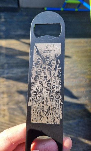 Abrebotellas Newcastle Carabao Cup Winners 2025 Metal Plateado - Imagen 4 de 4