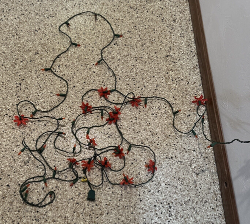 Poinsettia 14 Hard Plastic Flowers Christmas 50 String Red Light Vintage