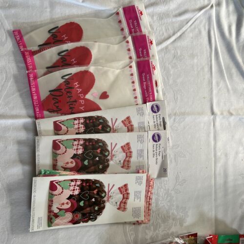 *NEW* 120 (6 packs of 20) Valentine's Day Treat Bags 4" x 9" - Picture 1 of 4