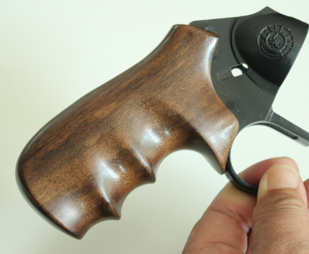 WOOD GRIPS FOR TAURUS JUDGE PUBLIC DEFENDER POLY ( FOR POLYMER