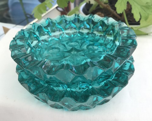 Vintage glass ashtrays x 2, teal blue/aquamarine colour, round with indented rim - Picture 8 of 16