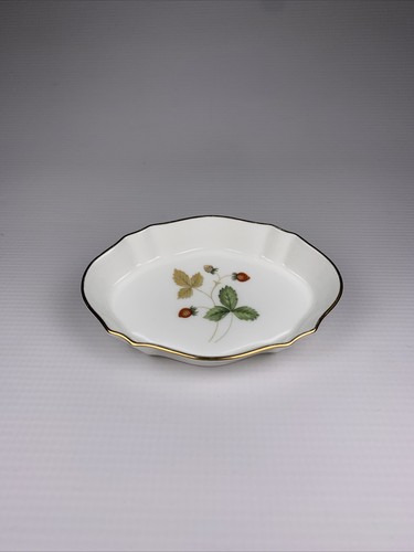 Made in England Wedgwood Wild Strawberry Mini Oval Tray - Picture 3 of 11