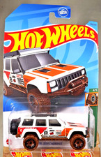 2023 Hot Wheels Treasure Hunt 176 Mud Studs 45 95 Jeep Cherokee White