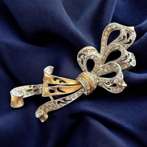 Rhinestone Bow Brooch 1940s Pot Metal Vintage Ribbon Pin - Bild 5 von 9