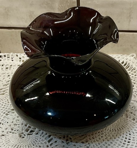 Vintage Anchor Hocking Black Amethyst Glass Ruffle Vase 6 in. - Picture 3 of 9