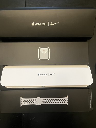 Nike Apple Watch SE 44mm Silver Aluminum – Works But Majorly Cracked Screen - Photo 3 sur 9