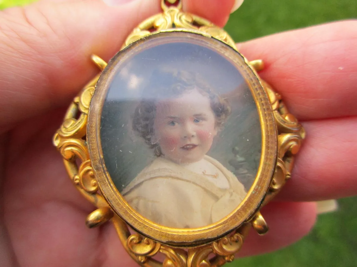 ANTIQUE VINTAGE VICTORIAN CHILD PORTRAIT MINIATURE PAINTING GOLD LOCKET PENDANT