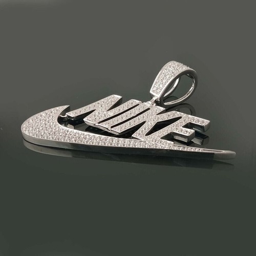 Colgante redondo con nombre NIKE de diamantes creados en laboratorio de 1,50 quilates enchapado en oro blanco de 14 quilates para hombre - Imagen 3 de 5