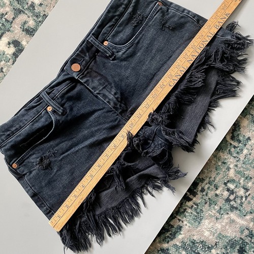 Blank NYC Women’s Little Queenie Denim Cutoff Shorts Dark Indigo Sz 29 Raw Hem - Picture 4 of 10