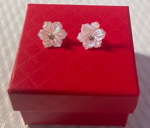 !!BRAND NEW 18K Japan Gold - .10Carat Stud Diamond Earrings - With Pearl Flower! - Picture 2 of 5