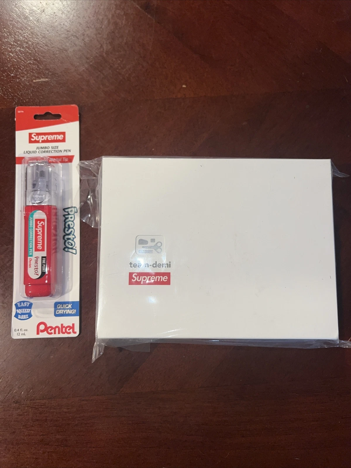 Ensemble de papeterie Supreme x Team Demi blanc FW21 & stylo de correction Presto neuf dans sa boîte