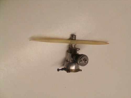 Maquette moteur vintage COX .049 avec deux pales prop et ressort - Photo 6/6