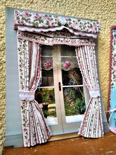 Miniatur 1/12 scale Gardinen mit Spitze Rosenmotiv Puppenhaus Unikat OOAK - Bild 4 von 12