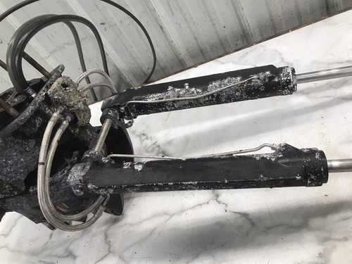 MerCruiser Alpha 1 Gen 2 out drive mount gimbal housing & hydraulic cylinders - Afbeelding 3 van 18